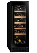 Lodówka w piwnicy w kuchni z czarnym wykończeniem