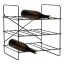 Metalowy uchwyt na butelkę stojący na podłodze